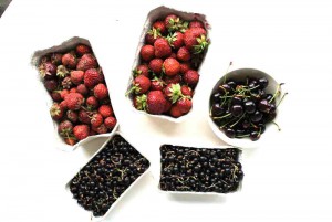 Erdbeeren, Kirschen und schwarze Johannisbeeren. Das Obstjahr in seiner ganzen Pracht.